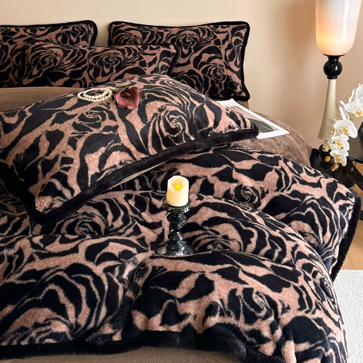 91家纺网 家纺一手货源 找家纺 梵克保罗 2025秋冬新款加厚8斤包边款美拉德仿兔毛皮草牛奶绒四件套 美拉德包边款-雅致咖纹