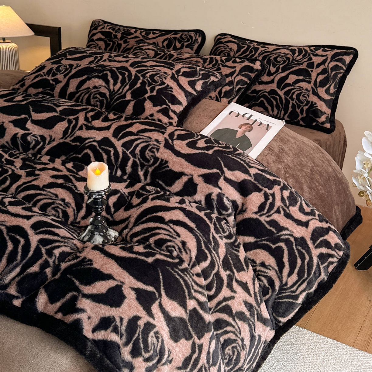 91家纺网 家纺一手货源 找家纺 梵克保罗 2025秋冬新款加厚8斤包边款美拉德仿兔毛皮草牛奶绒四件套 美拉德包边款-雅致咖纹