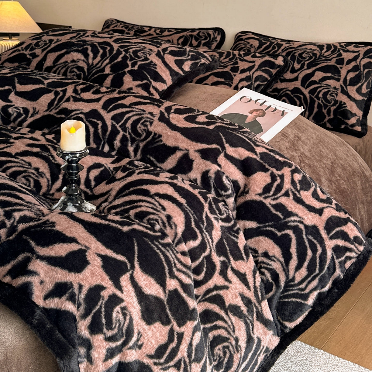 91家纺网 家纺一手货源 找家纺 梵克保罗 2025秋冬新款加厚8斤包边款美拉德仿兔毛皮草牛奶绒四件套 美拉德包边款-雅致咖纹