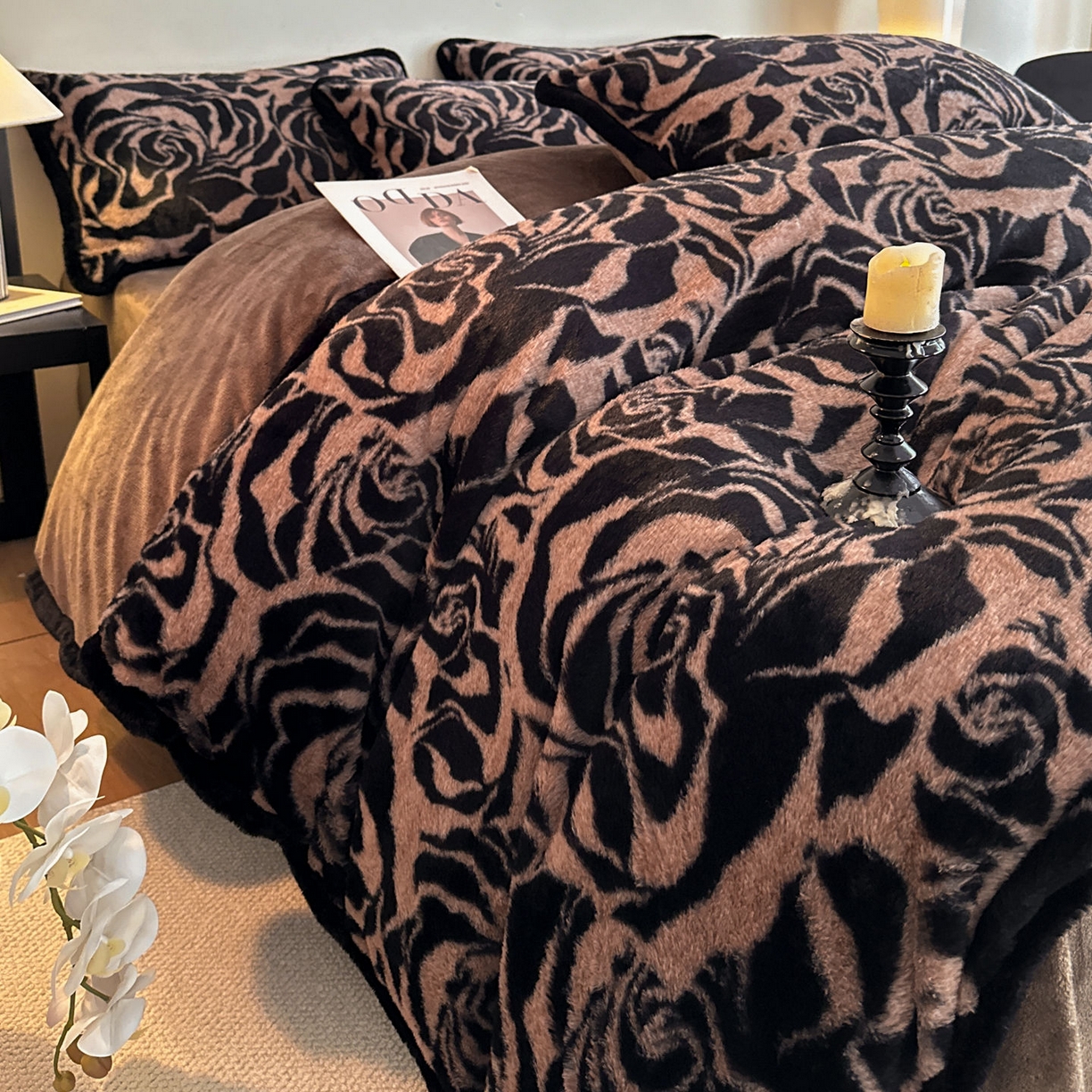 91家纺网 家纺一手货源 找家纺 梵克保罗 2025秋冬新款加厚8斤包边款美拉德仿兔毛皮草牛奶绒四件套 美拉德包边款-雅致咖纹