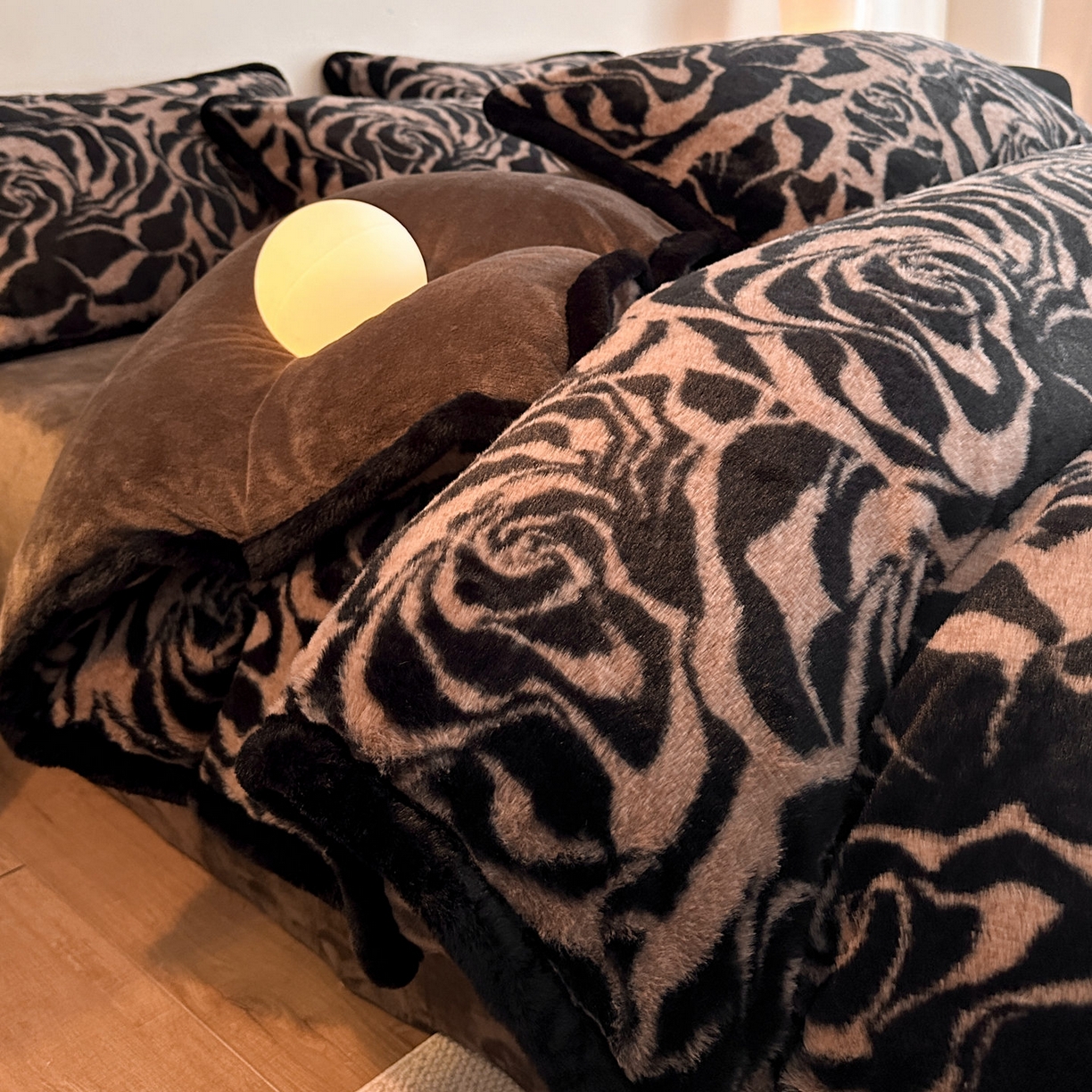 91家纺网 家纺一手货源 找家纺 梵克保罗 2025秋冬新款加厚8斤包边款美拉德仿兔毛皮草牛奶绒四件套 美拉德包边款-雅致咖纹