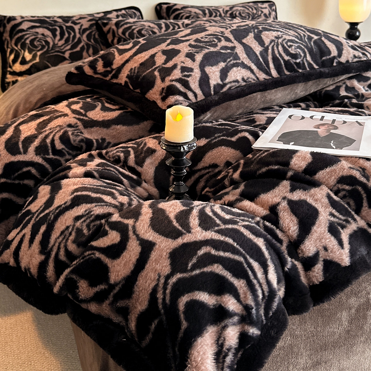 91家纺网 家纺一手货源 找家纺 梵克保罗 2025秋冬新款加厚8斤包边款美拉德仿兔毛皮草牛奶绒四件套 美拉德包边款-雅致咖纹