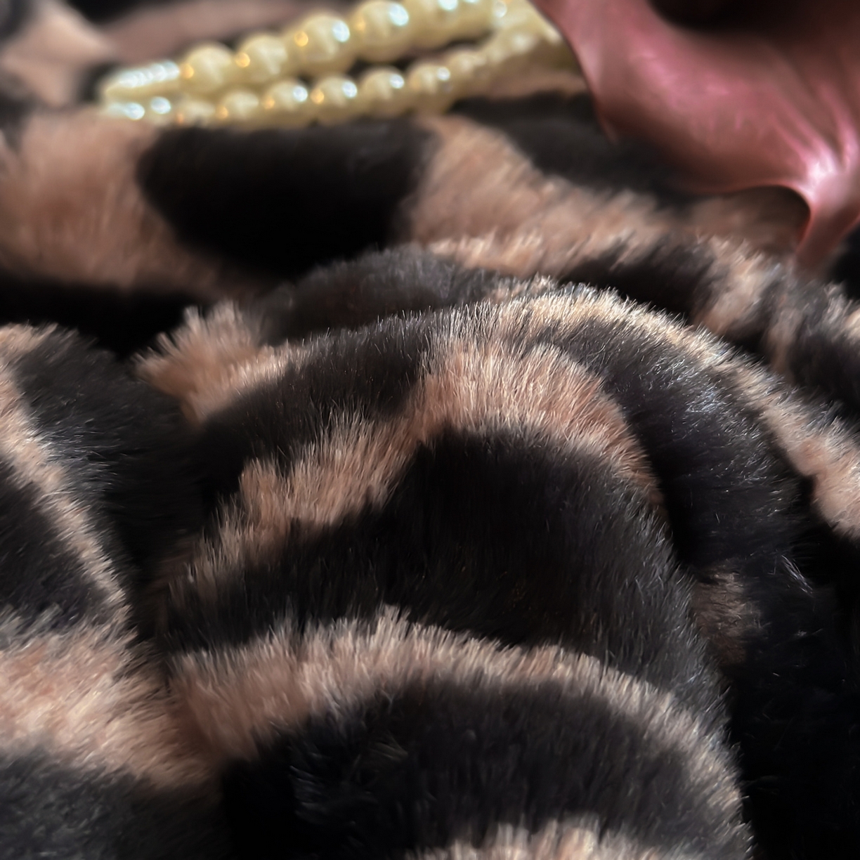 91家纺网 家纺一手货源 找家纺 梵克保罗 2025秋冬新款加厚8斤包边款美拉德仿兔毛皮草牛奶绒四件套 美拉德包边款-雅致咖纹