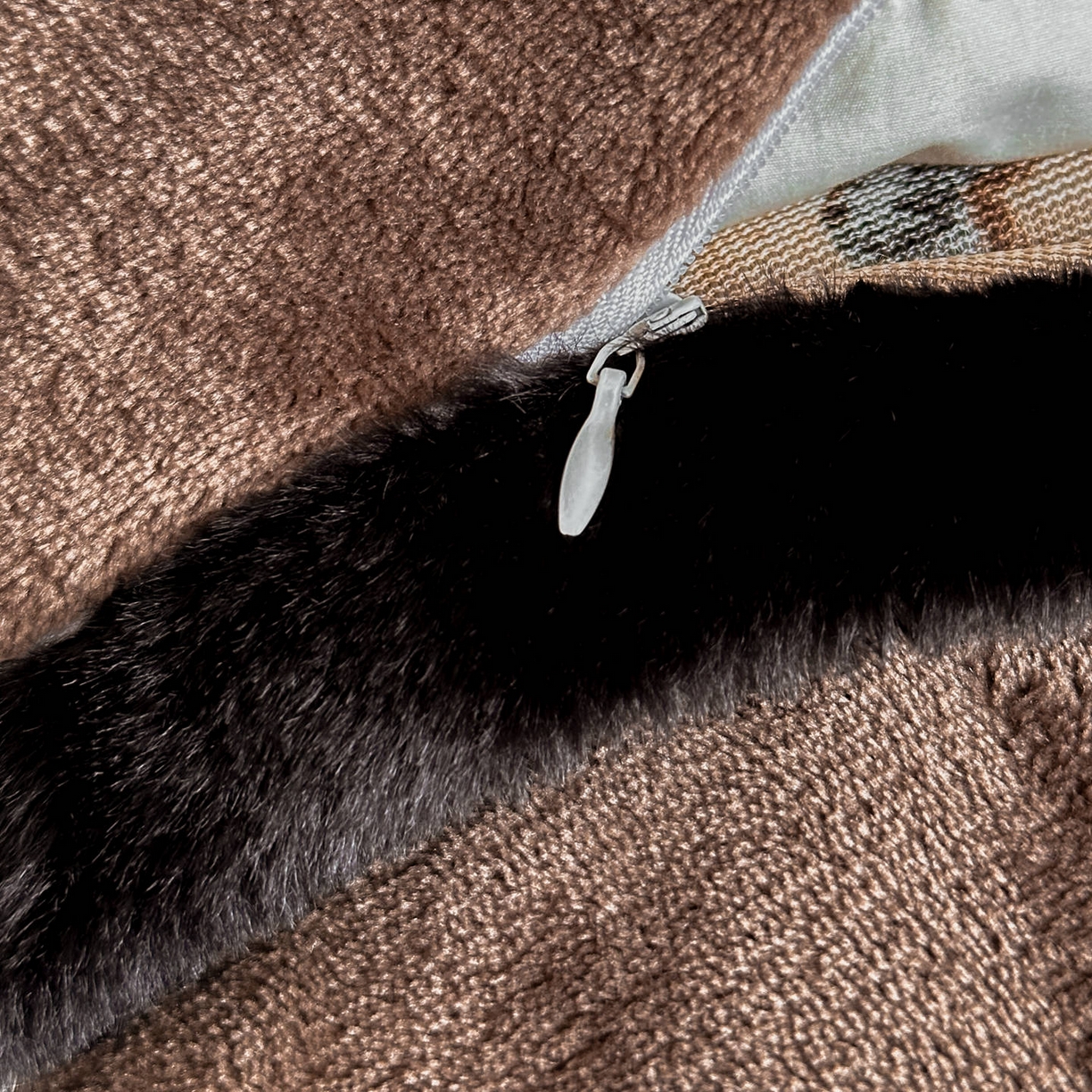 91家纺网 家纺一手货源 找家纺 梵克保罗 2025秋冬新款加厚8斤包边款美拉德仿兔毛皮草牛奶绒四件套 美拉德包边款-雅致咖纹