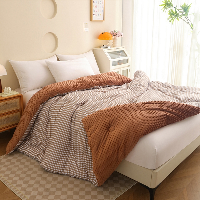 91家纺网 家纺一手货源 找家纺 乐沐 2025新款A类水洗棉双层纱豆豆绒被芯 克洛迪雅-浅咖