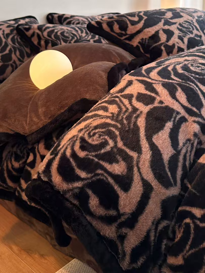 91家纺网 家纺一手货源 找家纺 梵克保罗 2025秋冬新款加厚8斤包边款美拉德仿兔毛皮草牛奶绒四件套 美拉德包边款-雅致咖纹