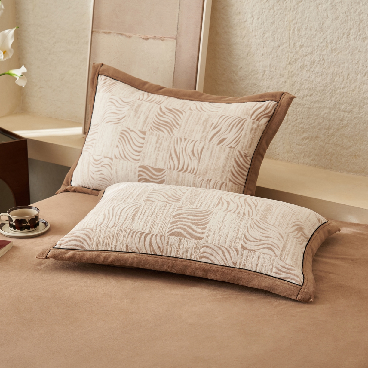 91家纺网 家纺一手货源 找家纺 寐绸家纺 2025秋冬新款230g牛奶绒染色雕花四件套 雕花四件套-曲线肌理