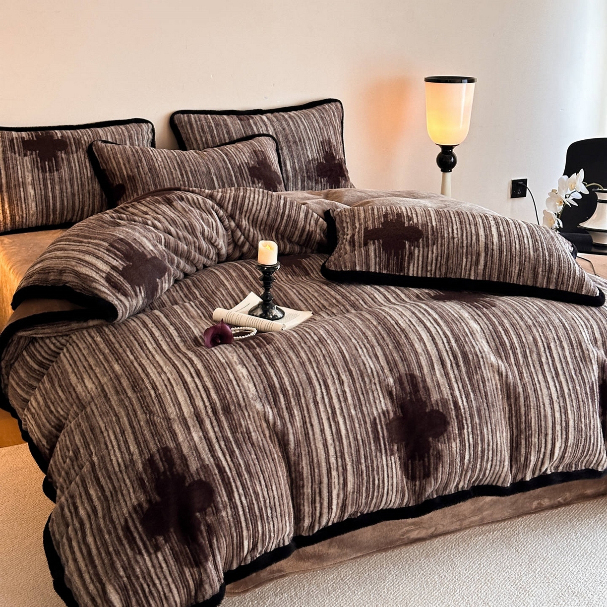 91家纺网 家纺一手货源 找家纺 梵克保罗 2025秋冬新款加厚8斤包边款美拉德仿兔毛皮草牛奶绒四件套 美拉德包边款-永恒誓言