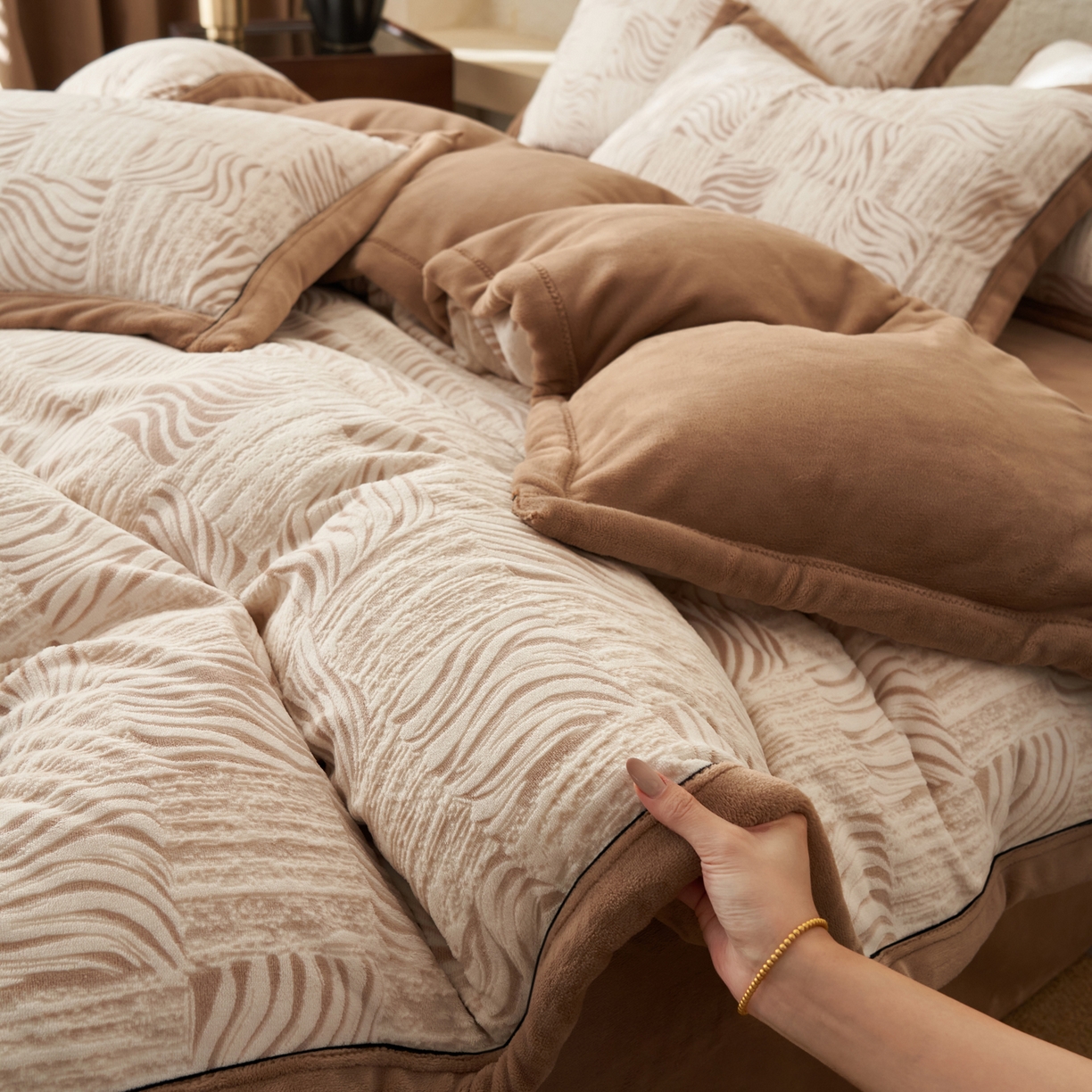 91家纺网 家纺一手货源 找家纺 寐绸家纺 2025秋冬新款230g牛奶绒染色雕花四件套 雕花四件套-曲线肌理