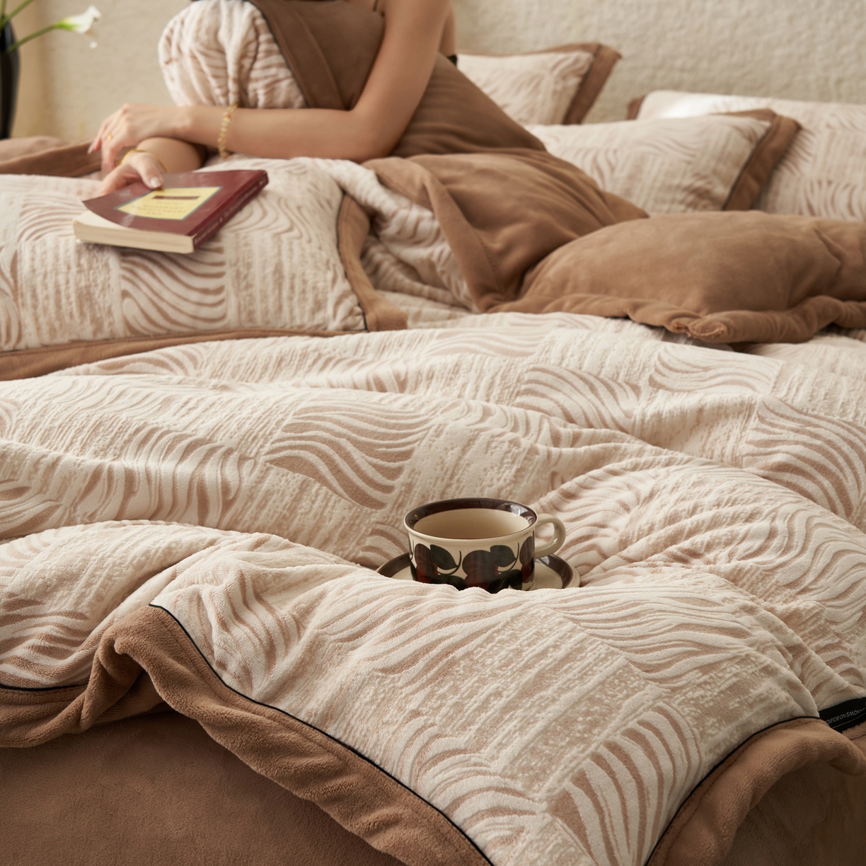 91家纺网 家纺一手货源 找家纺 寐绸家纺 2025秋冬新款230g牛奶绒染色雕花四件套 雕花四件套-曲线肌理