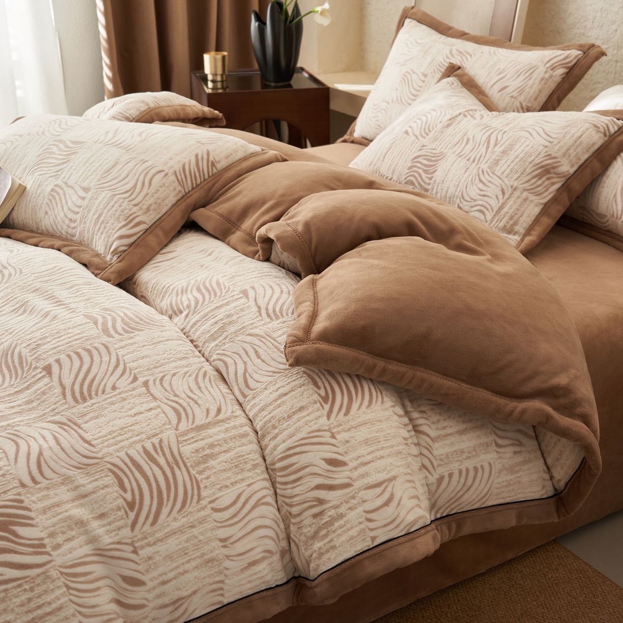 91家纺网 家纺一手货源 找家纺 寐绸家纺 2025秋冬新款230g牛奶绒染色雕花四件套 雕花四件套-曲线肌理