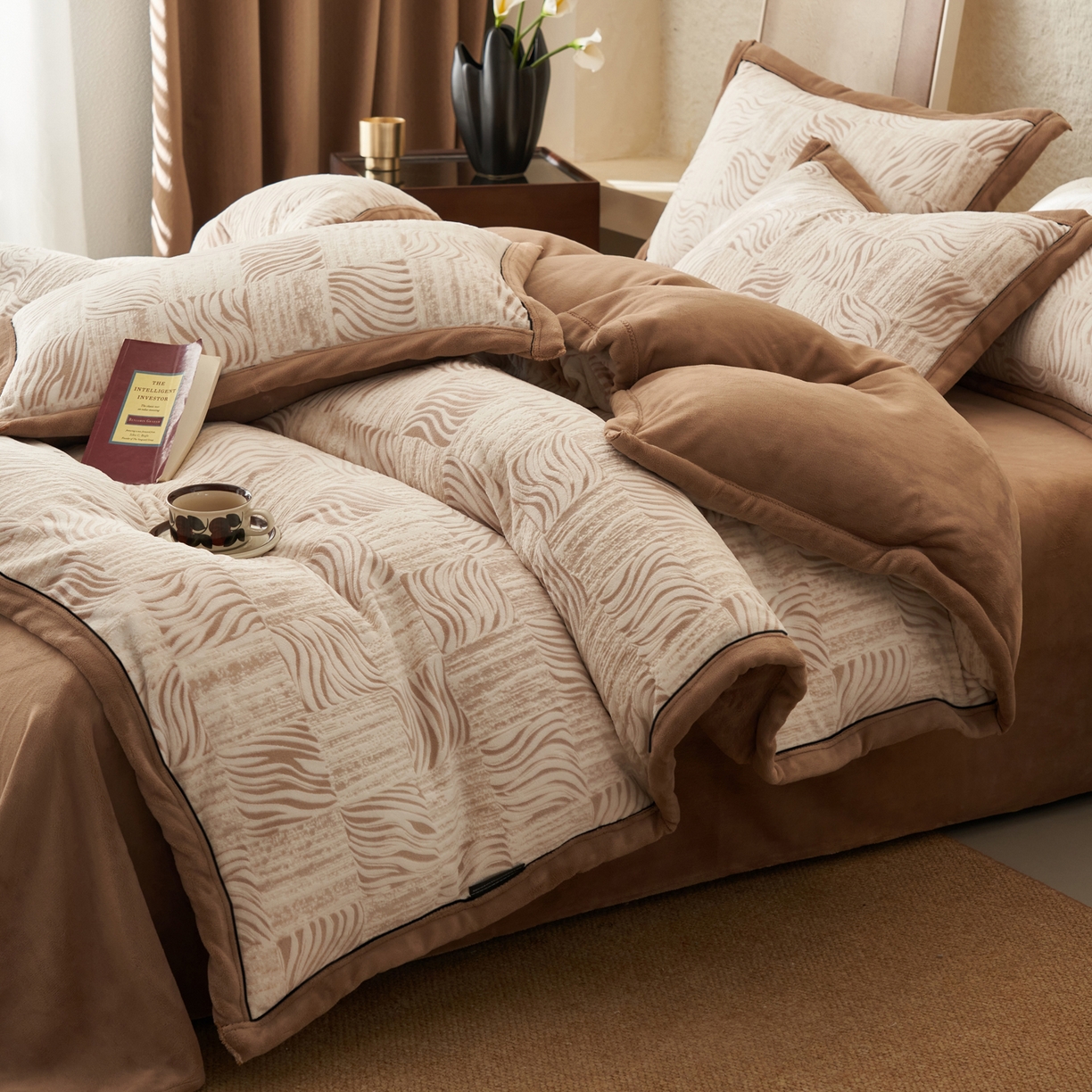 91家纺网 家纺一手货源 找家纺 寐绸家纺 2025秋冬新款230g牛奶绒染色雕花四件套 雕花四件套-曲线肌理