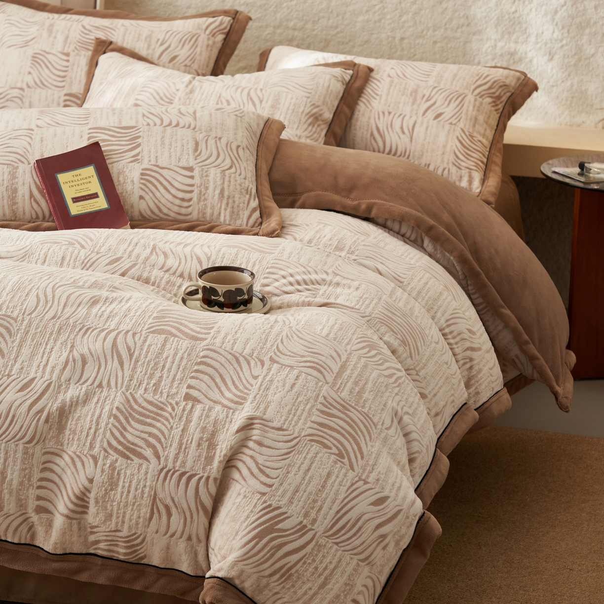 91家纺网 家纺一手货源 找家纺 寐绸家纺 2025秋冬新款230g牛奶绒染色雕花四件套 雕花四件套-曲线肌理