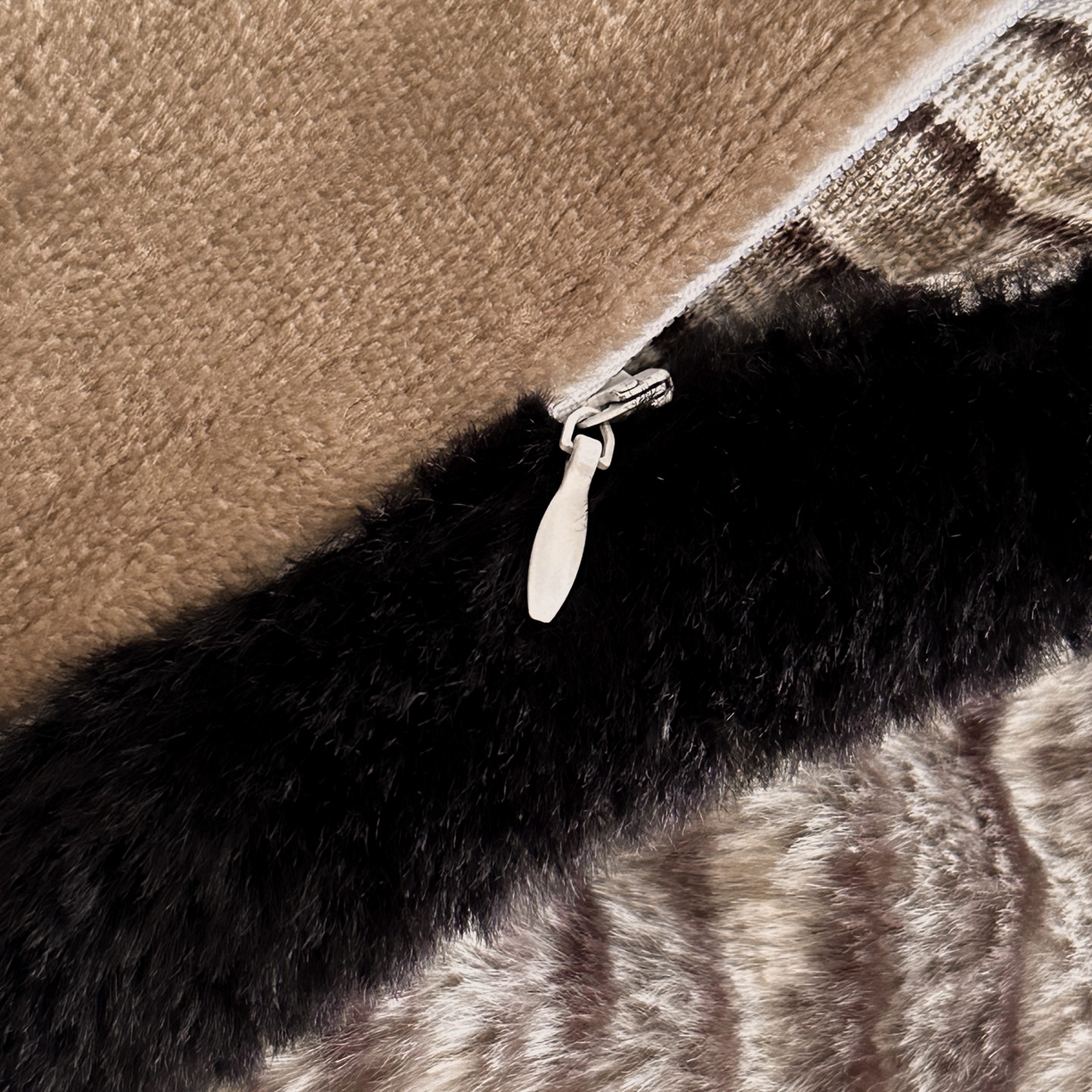 91家纺网 家纺一手货源 找家纺 梵克保罗 2025秋冬新款加厚8斤包边款美拉德仿兔毛皮草牛奶绒四件套 美拉德包边款-永恒誓言