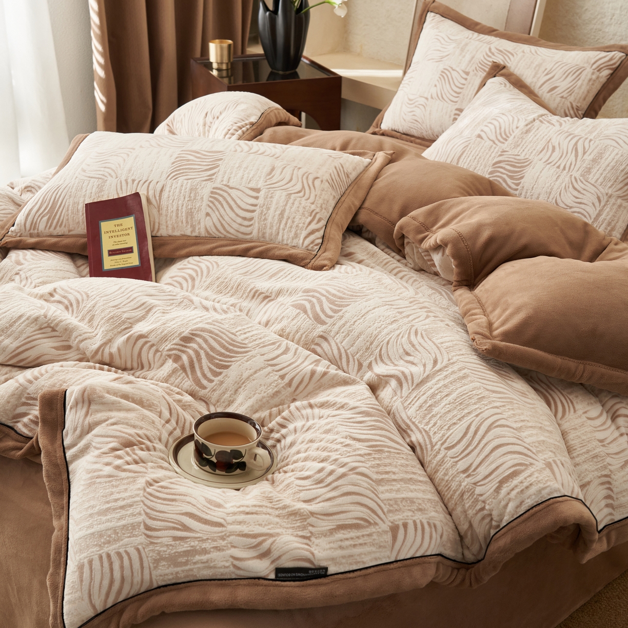 91家纺网 家纺一手货源 找家纺 寐绸家纺 2025秋冬新款230g牛奶绒染色雕花四件套 雕花四件套-曲线肌理