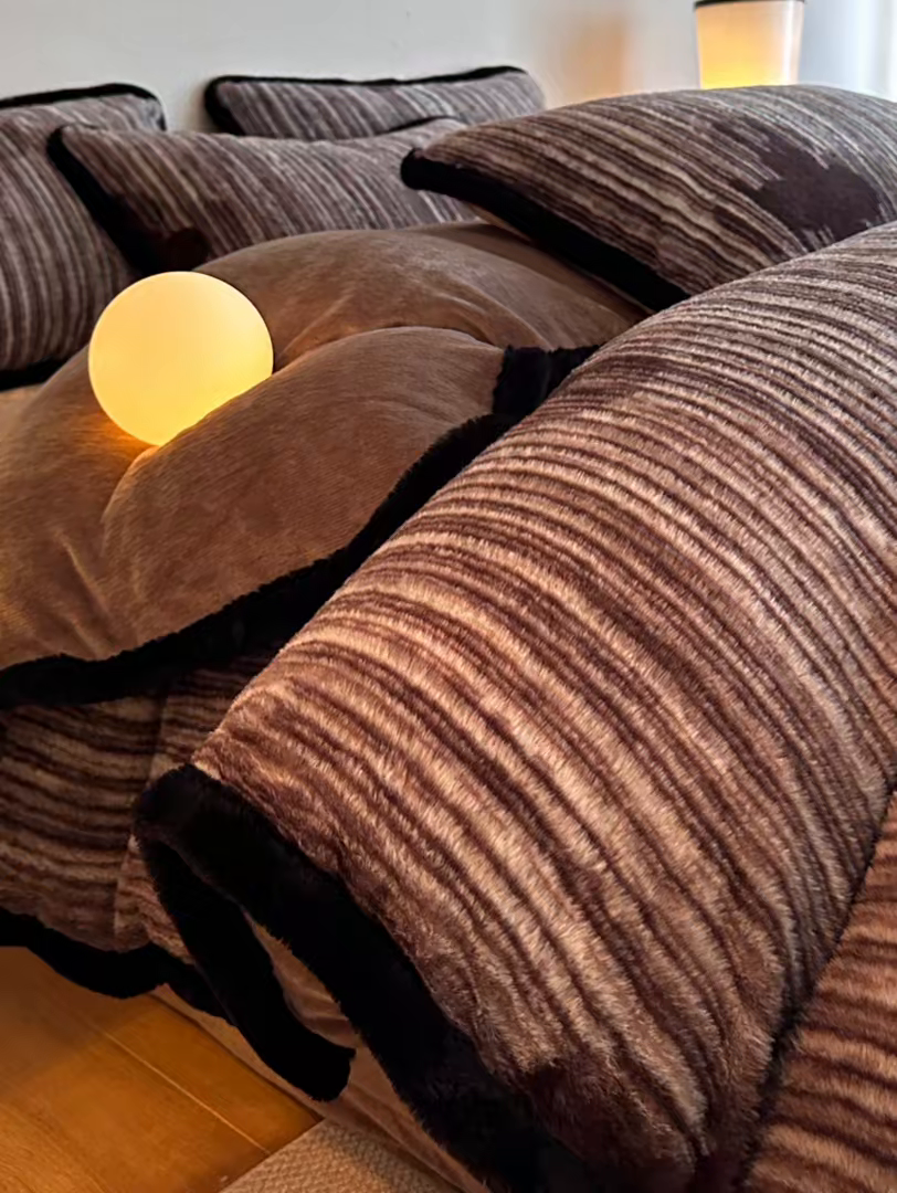 91家纺网 家纺一手货源 找家纺 梵克保罗 2025秋冬新款加厚8斤包边款美拉德仿兔毛皮草牛奶绒四件套 美拉德包边款-永恒誓言