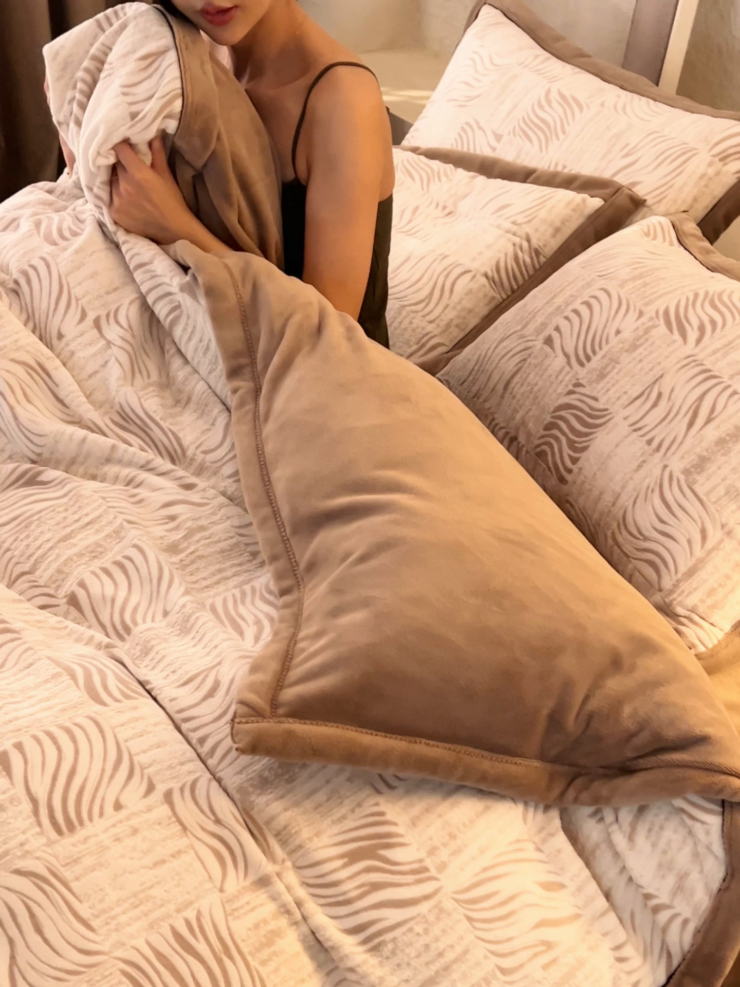 91家纺网 家纺一手货源 找家纺 寐绸家纺 2025秋冬新款230g牛奶绒染色雕花四件套 雕花四件套-曲线肌理