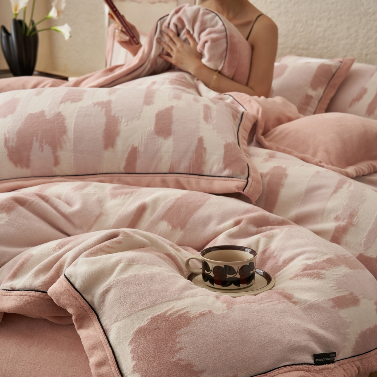 91家纺网 家纺一手货源 找家纺 寐绸家纺 2025秋冬新款230g牛奶绒染色雕花四件套 雕花四件套-云中行