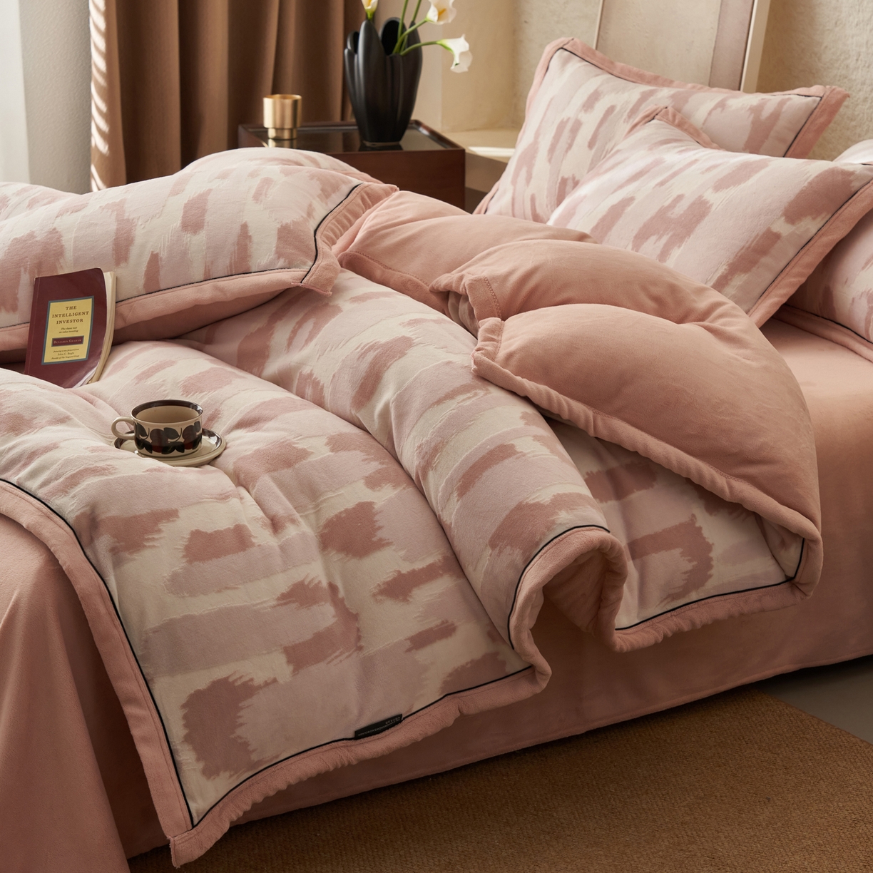 91家纺网 家纺一手货源 找家纺 寐绸家纺 2025秋冬新款230g牛奶绒染色雕花四件套 雕花四件套-云中行