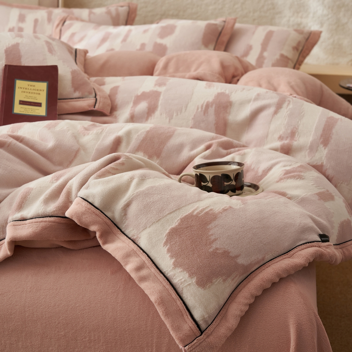 91家纺网 家纺一手货源 找家纺 寐绸家纺 2025秋冬新款230g牛奶绒染色雕花四件套 雕花四件套-云中行