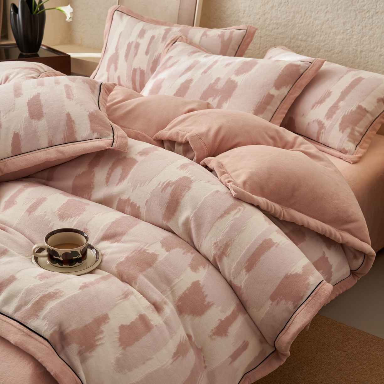 91家纺网 家纺一手货源 找家纺 寐绸家纺 2025秋冬新款230g牛奶绒染色雕花四件套 雕花四件套-云中行