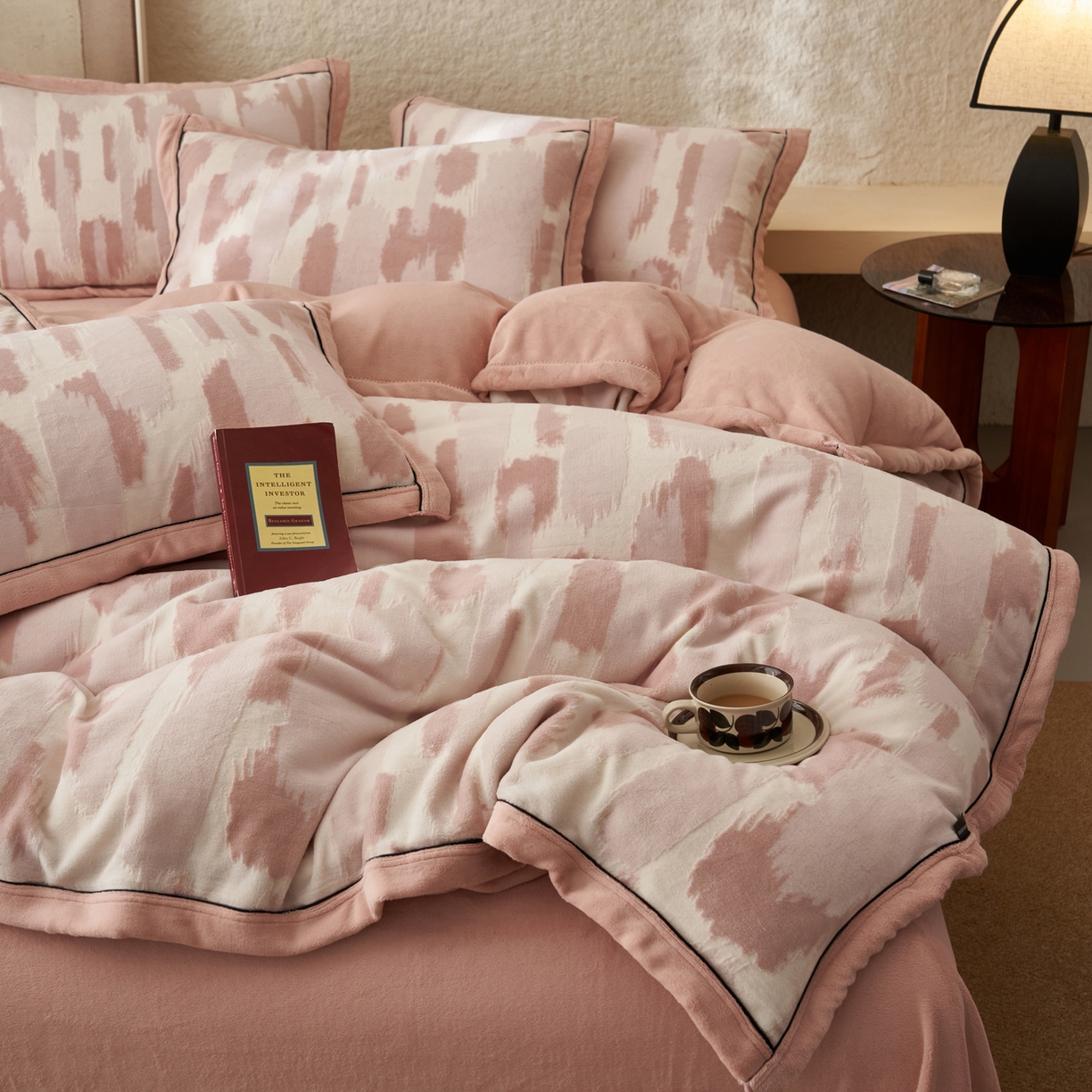 91家纺网 家纺一手货源 找家纺 寐绸家纺 2025秋冬新款230g牛奶绒染色雕花四件套 雕花四件套-云中行