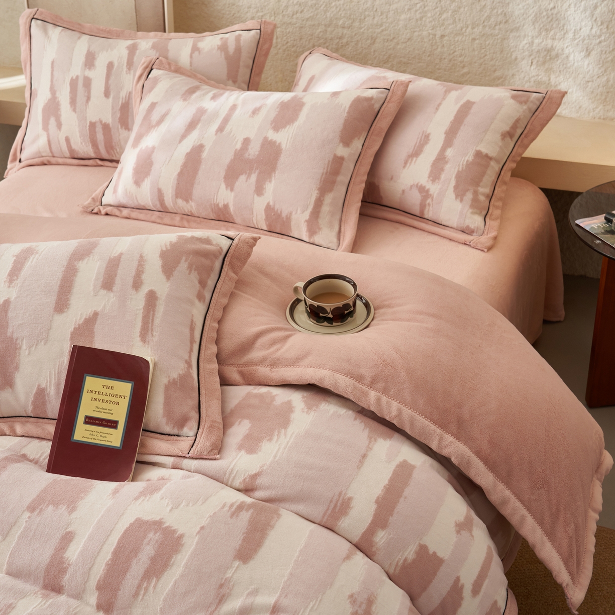 91家纺网 家纺一手货源 找家纺 寐绸家纺 2025秋冬新款230g牛奶绒染色雕花四件套 雕花四件套-云中行