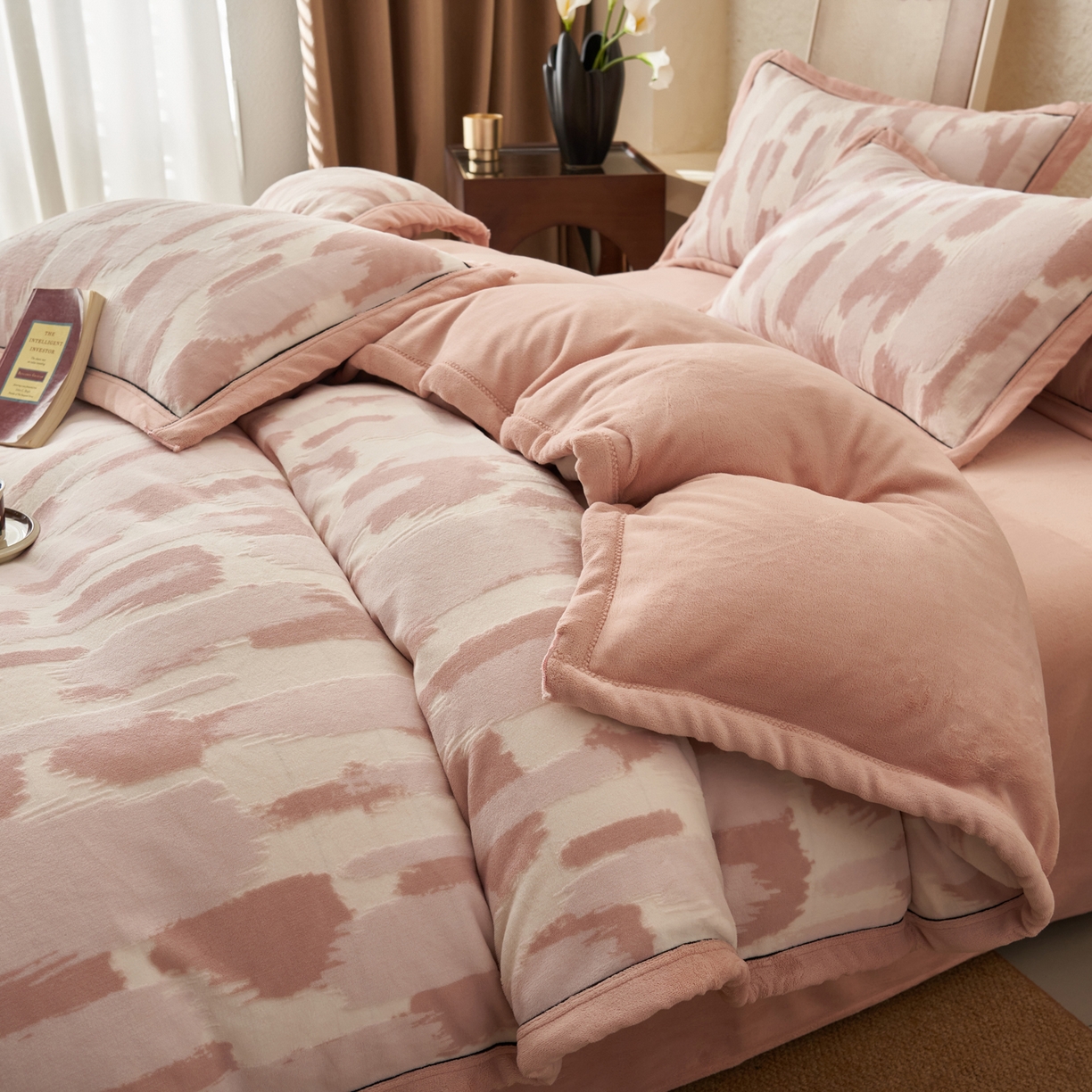 91家纺网 家纺一手货源 找家纺 寐绸家纺 2025秋冬新款230g牛奶绒染色雕花四件套 雕花四件套-云中行