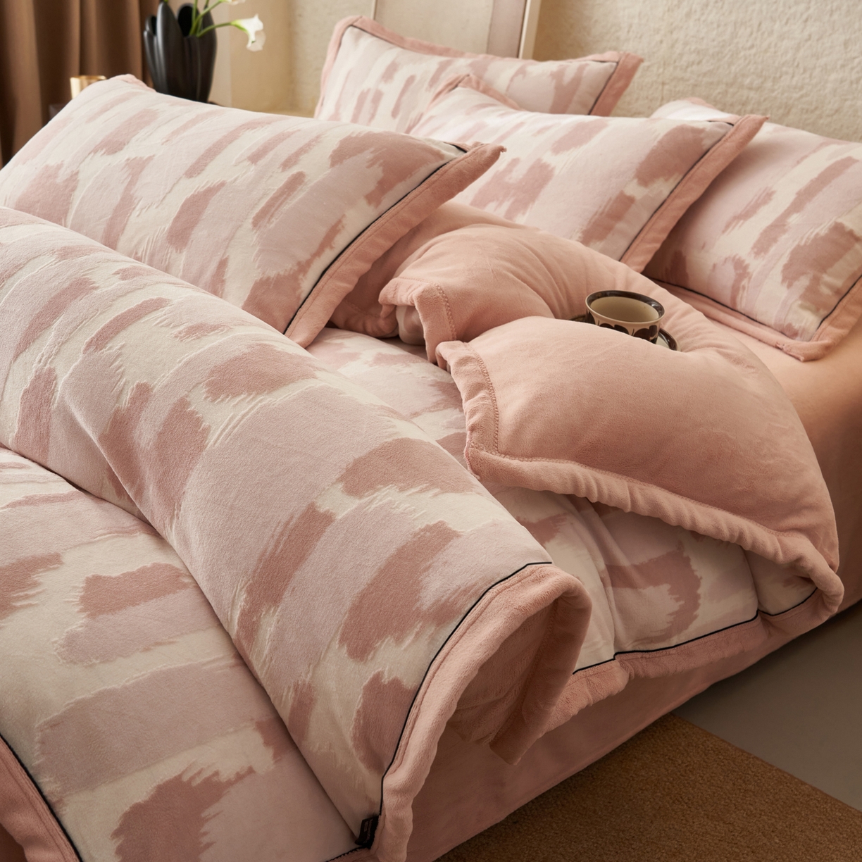 91家纺网 家纺一手货源 找家纺 寐绸家纺 2025秋冬新款230g牛奶绒染色雕花四件套 雕花四件套-云中行