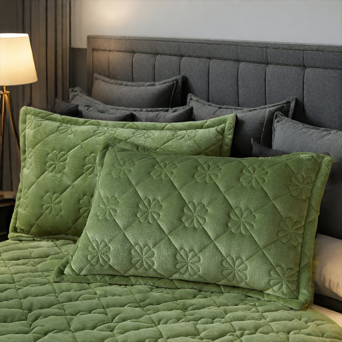 91家纺网 家纺一手货源 找家纺 （总）小牛席业 2025新款加厚牛奶绒四叶草夹棉枕套