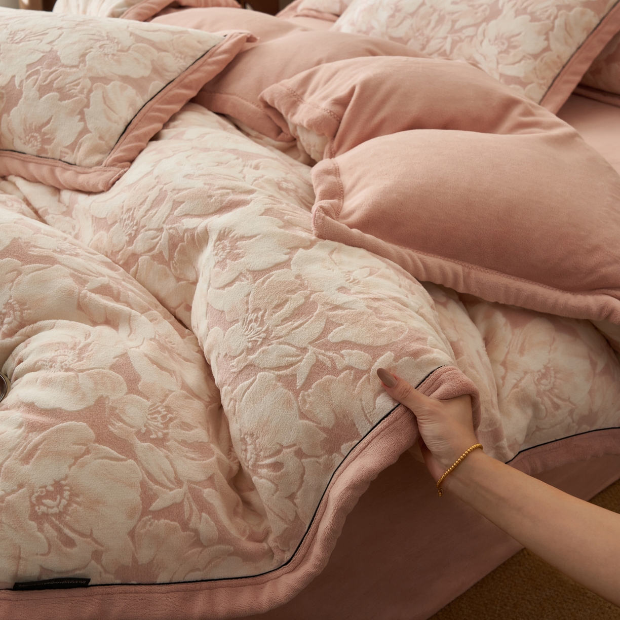 91家纺网 家纺一手货源 找家纺 寐绸家纺 2025秋冬新款230g牛奶绒染色雕花四件套 雕花四件套-绽放