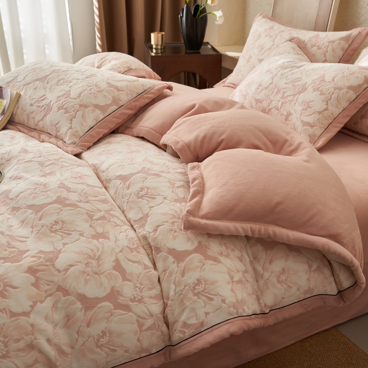 91家纺网 家纺一手货源 找家纺 寐绸家纺 2025秋冬新款230g牛奶绒染色雕花四件套 雕花四件套-绽放