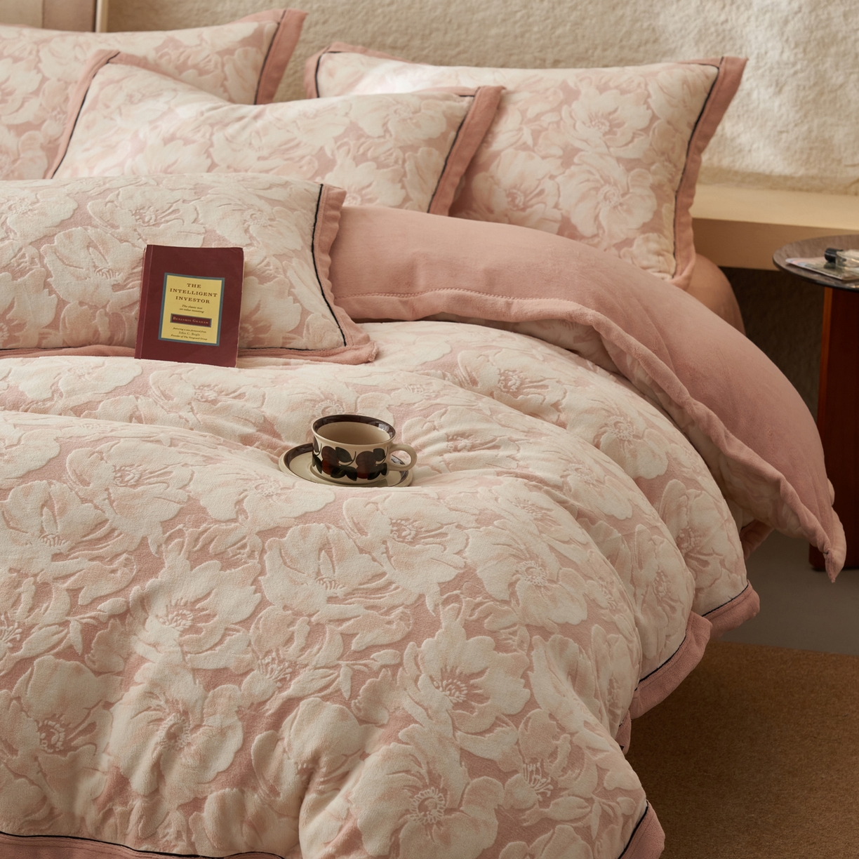 91家纺网 家纺一手货源 找家纺 寐绸家纺 2025秋冬新款230g牛奶绒染色雕花四件套 雕花四件套-绽放