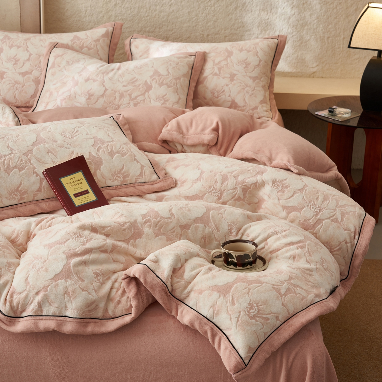 91家纺网 家纺一手货源 找家纺 寐绸家纺 2025秋冬新款230g牛奶绒染色雕花四件套 雕花四件套-绽放