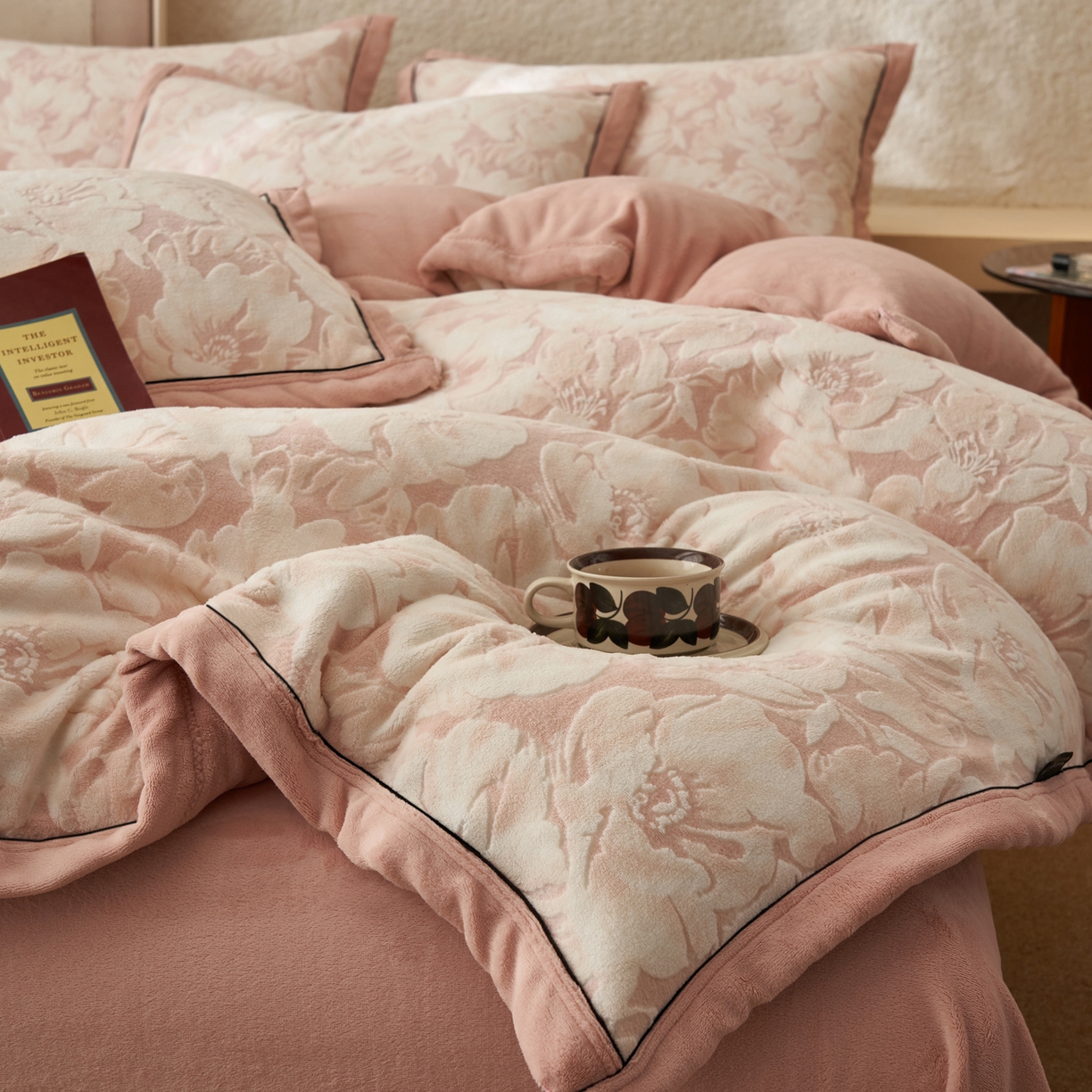 91家纺网 家纺一手货源 找家纺 寐绸家纺 2025秋冬新款230g牛奶绒染色雕花四件套 雕花四件套-绽放