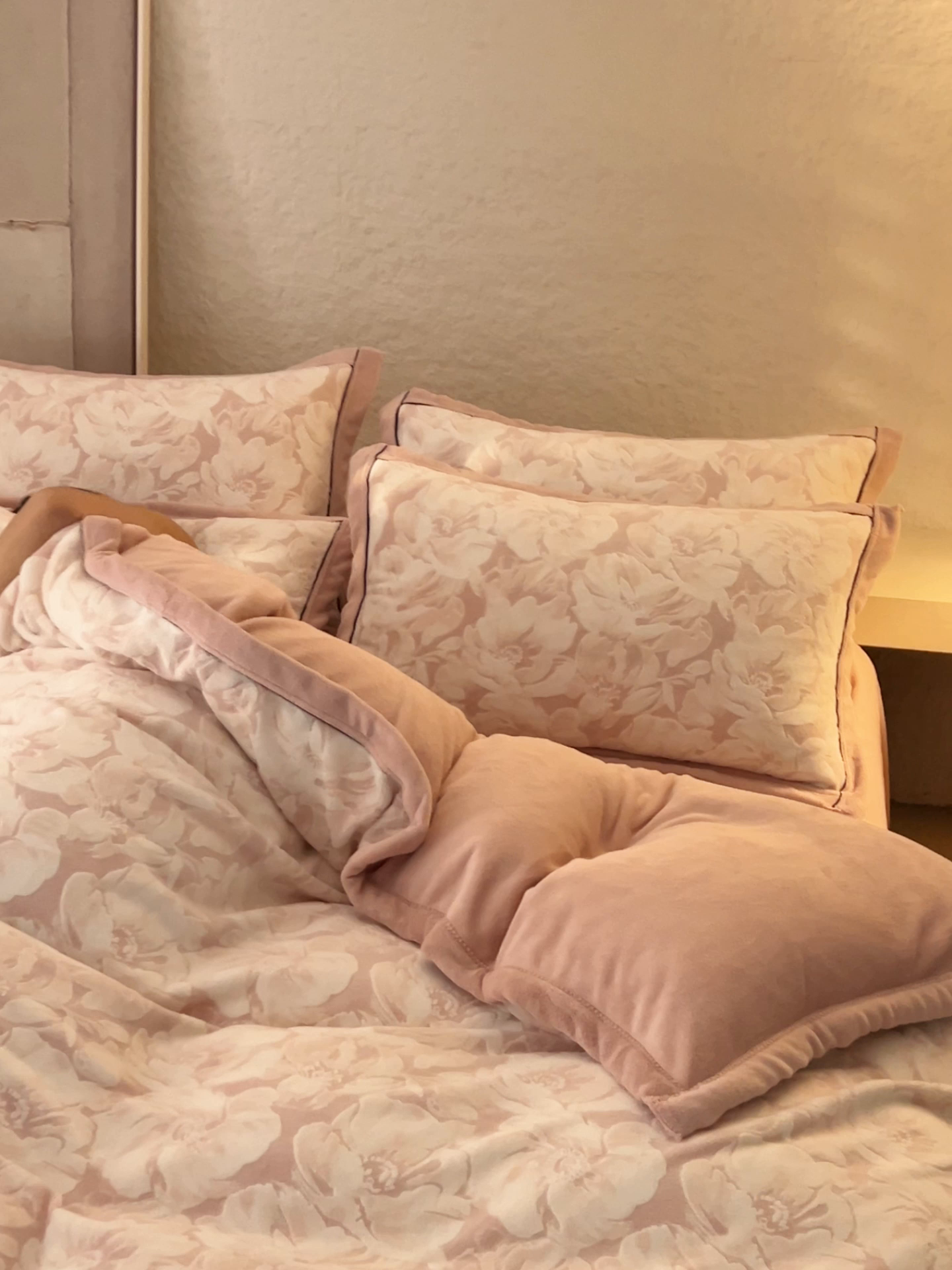 91家纺网 家纺一手货源 找家纺 寐绸家纺 2025秋冬新款230g牛奶绒染色雕花四件套 雕花四件套-绽放