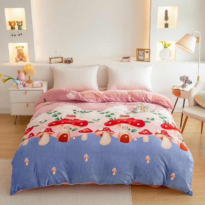 91家纺网 家纺一手货源 找家纺 宅部落 2025新款高克重牛奶绒卡通印花单被套 蘑菇小屋