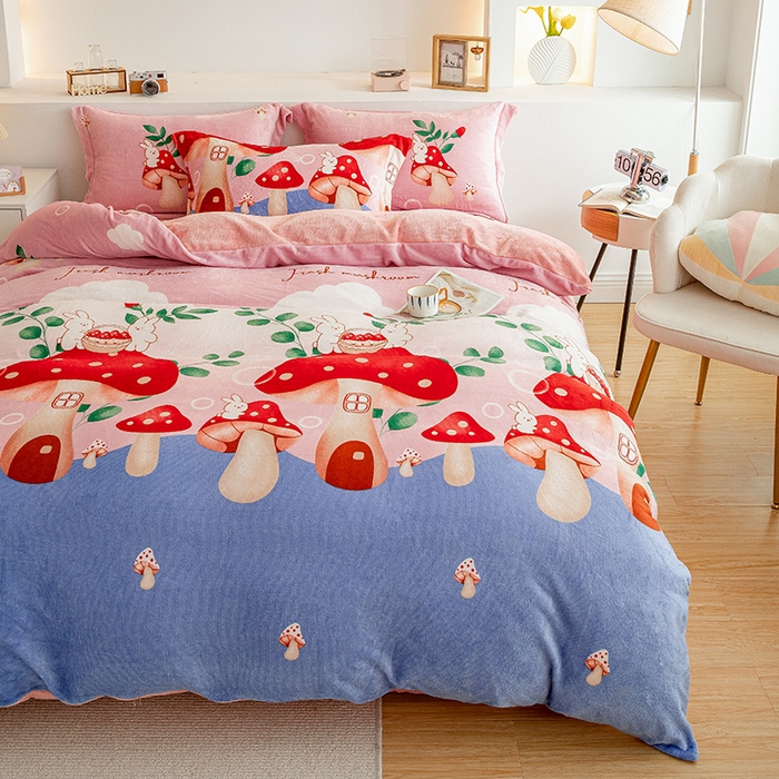 91家纺网 家纺一手货源 找家纺 宅部落 2025新款高克重牛奶绒卡通印花单被套 蘑菇小屋