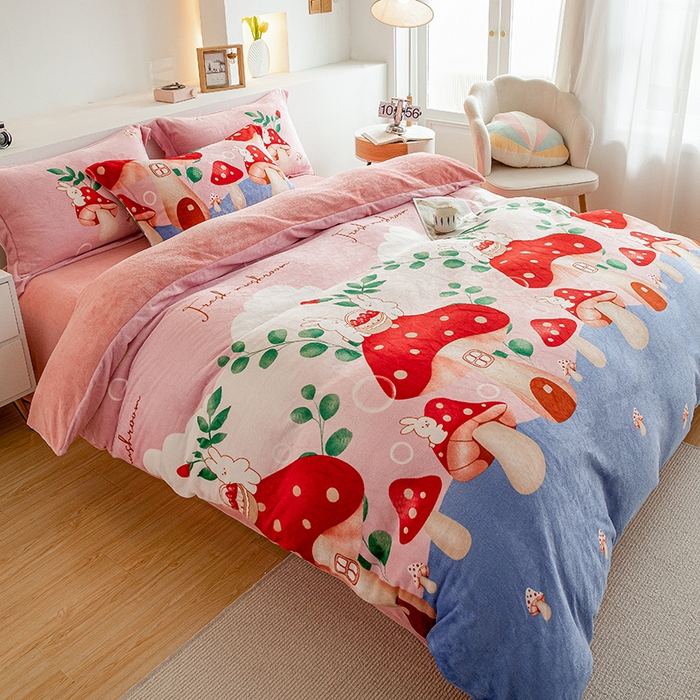 91家纺网 家纺一手货源 找家纺 宅部落 2025新款高克重牛奶绒卡通印花单被套 蘑菇小屋