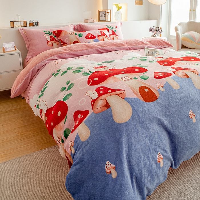 91家纺网 家纺一手货源 找家纺 宅部落 2025新款高克重牛奶绒卡通印花单被套 蘑菇小屋