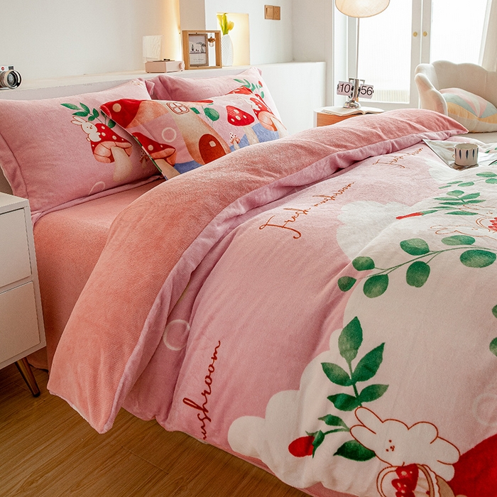 91家纺网 家纺一手货源 找家纺 宅部落 2025新款高克重牛奶绒卡通印花单被套 蘑菇小屋