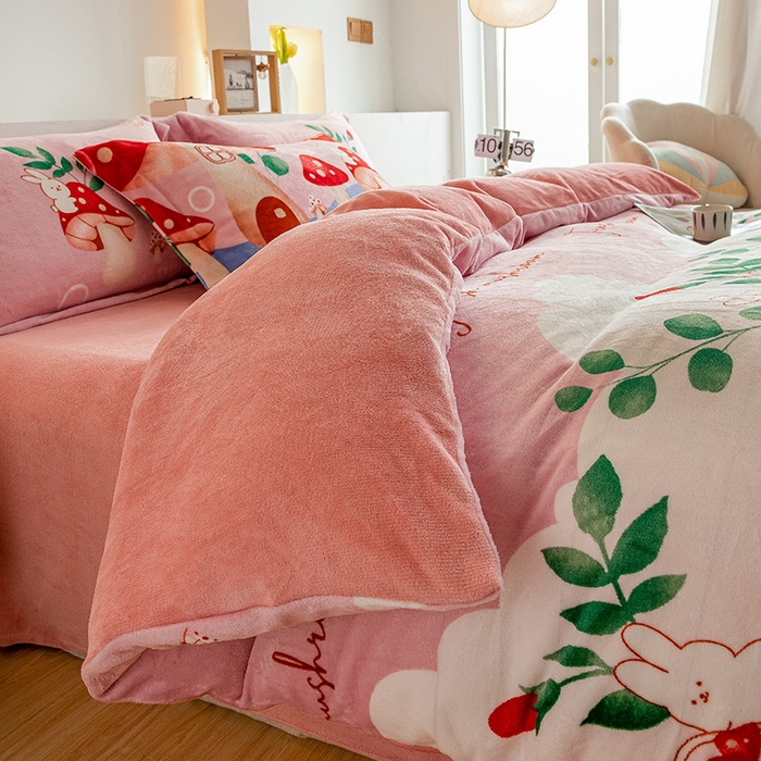 91家纺网 家纺一手货源 找家纺 宅部落 2025新款高克重牛奶绒卡通印花单被套 蘑菇小屋