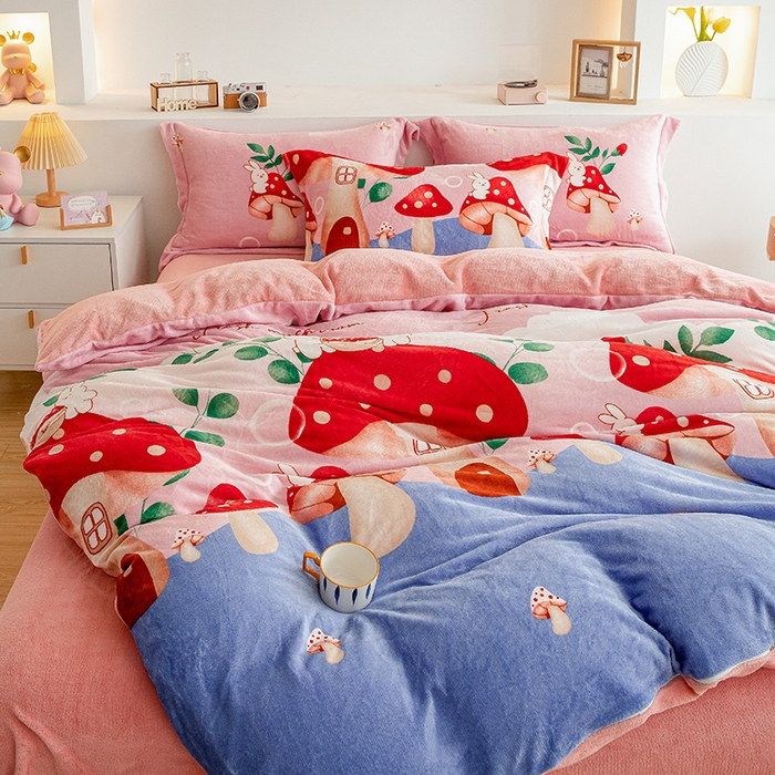 91家纺网 家纺一手货源 找家纺 宅部落 2025新款高克重牛奶绒卡通印花单被套 蘑菇小屋