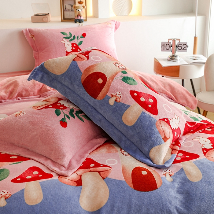 91家纺网 家纺一手货源 找家纺 宅部落 2025新款高克重牛奶绒卡通印花单被套 蘑菇小屋