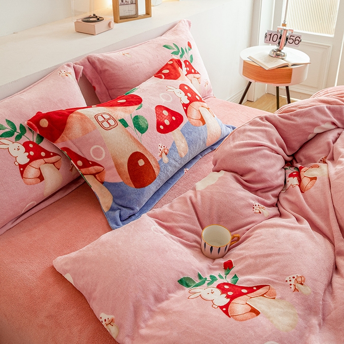 91家纺网 家纺一手货源 找家纺 宅部落 2025新款高克重牛奶绒卡通印花单被套 蘑菇小屋