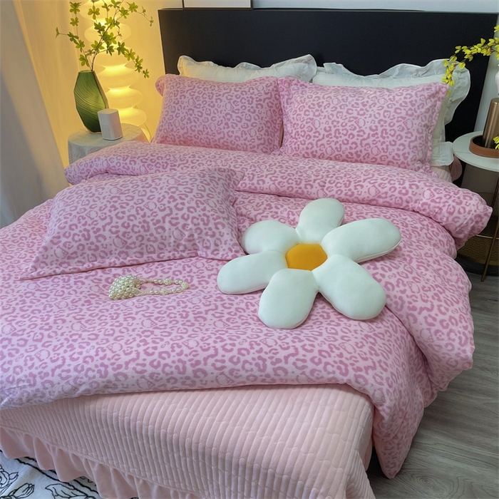 91家纺网 家纺一手货源 找家纺 富缦庭 2024新款直播爆款小清新印花牛奶绒床盖四件套 豹纹粉