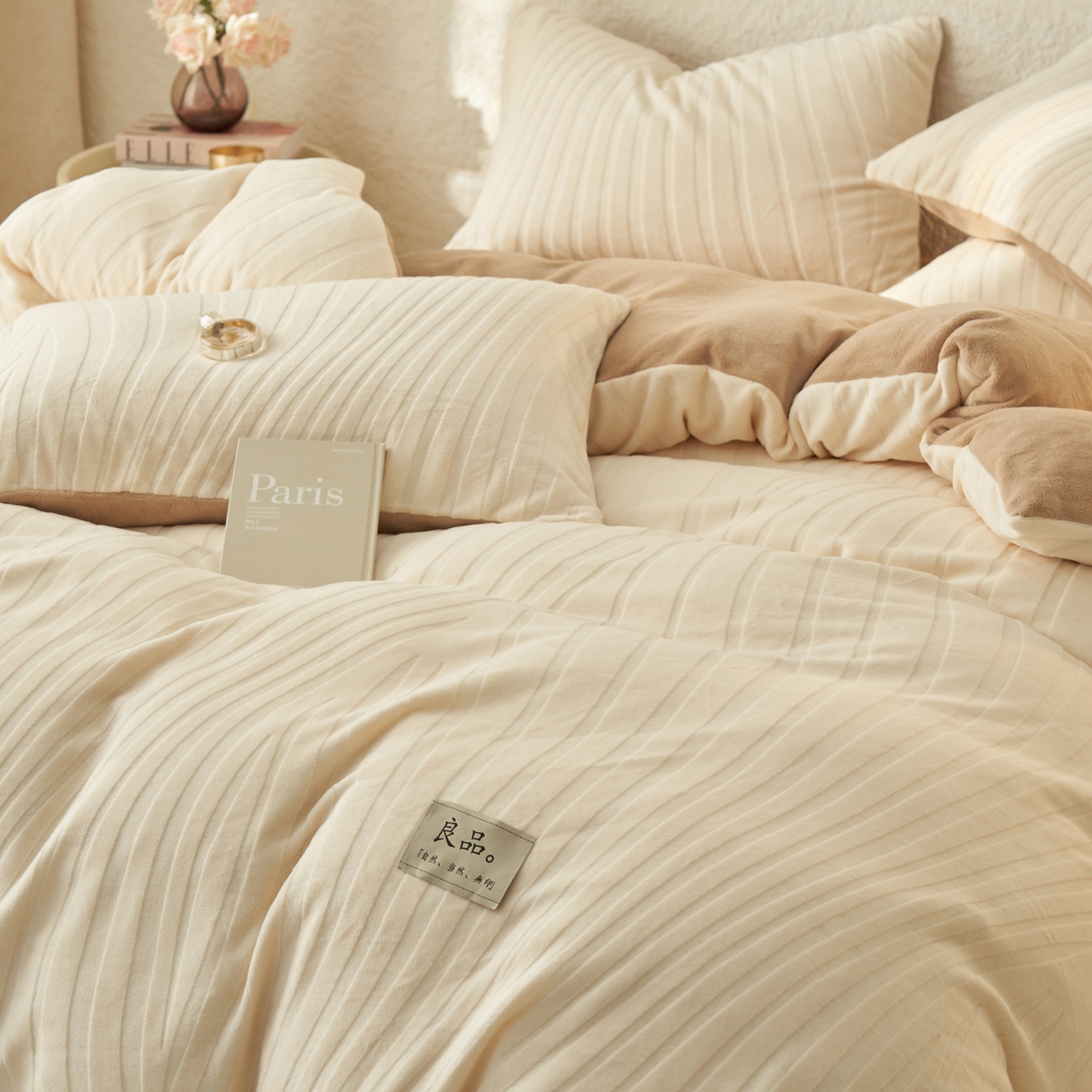 91家纺网 家纺一手货源 找家纺 （总）寐绸家纺 2025秋冬新款230g牛奶绒曲线雕花四件套