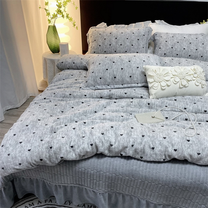 91家纺网 家纺一手货源 找家纺 富缦庭 2024新款直播爆款小清新印花牛奶绒床盖四件套 灰色爱心