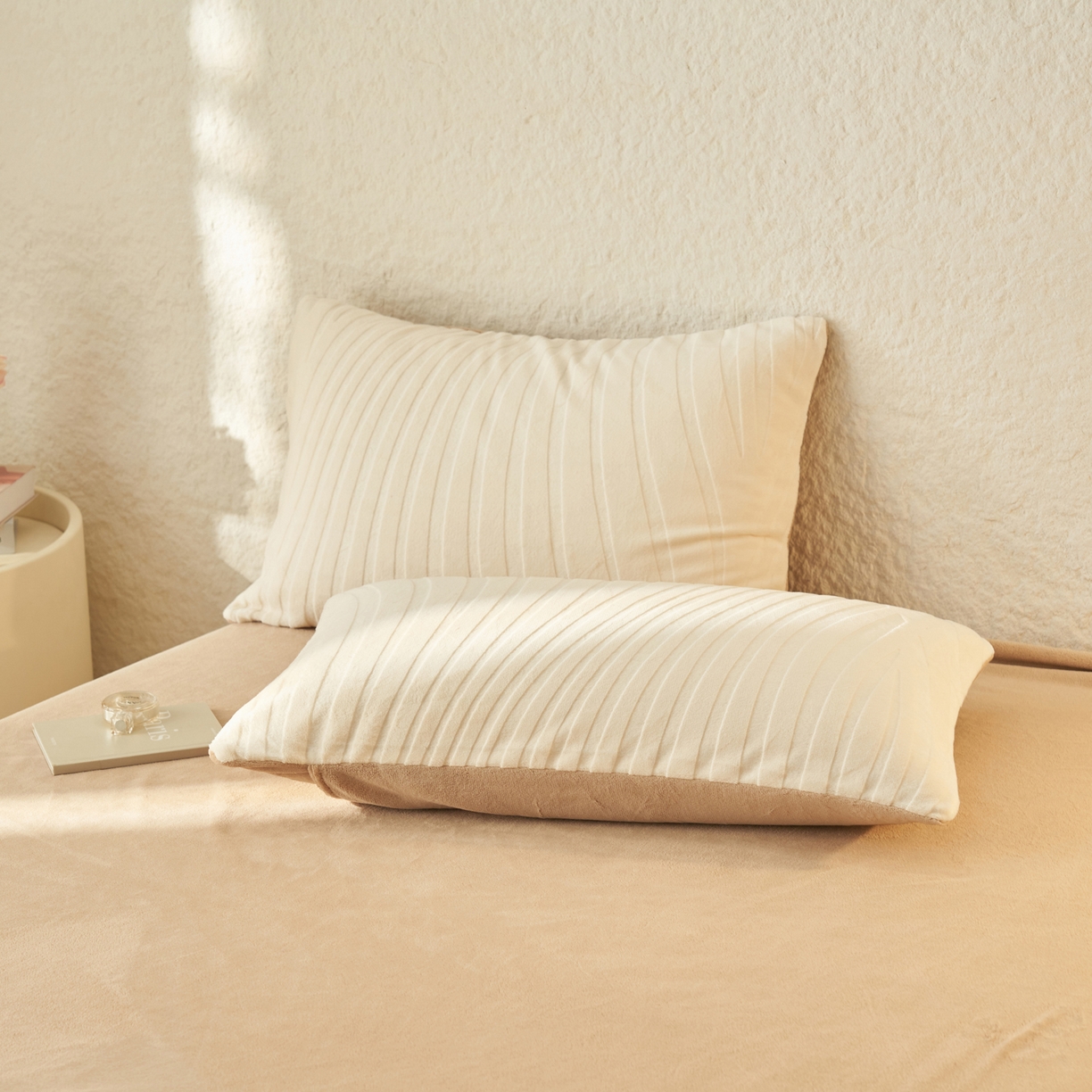 91家纺网 家纺一手货源 找家纺 （总）寐绸家纺 2025秋冬新款230g牛奶绒曲线雕花四件套