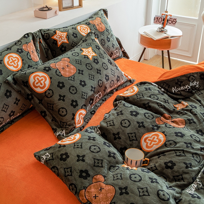 91家纺网 家纺一手货源 找家纺 宅部落 2025新款高克重牛奶绒卡通印花单被套 幸运熊